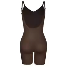 Body gainant dos nu en maille, effet push-up fessier, gaine amincissante et ventre plat.